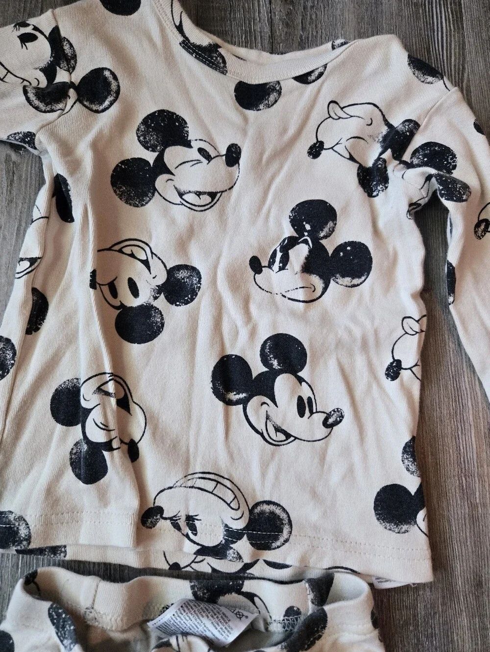 2T Boys Or Girls Disney Black and Cream Mickey Mouse Pajama Setoy